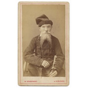 [FOTOGRAFIA portretowa - starzec - ujęcie w formacie card de visite]. [l. 80./90. XIX w.]. Fotografia form. 9,...