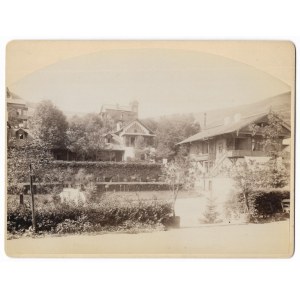 [GÓRY - Pieniny - Szczawnica - widok z deptaku na dom zwany zamkiem - fotografia widokowa]. [nie po 1892]...