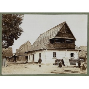 [GÓRY - Czarny Dunajec - dom na námestí - scénická, situačná fotografia]. [nie pred rokom 1907]. Forma fotografie. 12,...