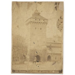 [KRAKÓW - Brama Floryańska od strony Kleparza - fotografia widokowa i sytuacyjna]. [ok. 1870]. Fotografia form. 13,...