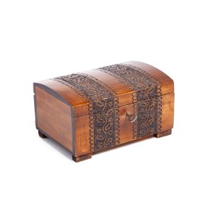 Drewniana szkatułka zdobiona motywami góralskimi
