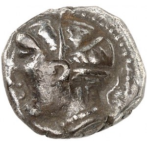 Centre de la Celtique / Vallée de la Loire. Drachme, type associé de Bridiers, à la tête diadémée et à la victoire ND (milieu du IIe s. av. J.-C.).