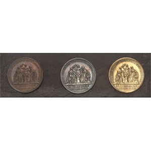Alphonse XIII (1886-1931). Coffret de 3 médailles Or, argent et bronze, jurement de la Constitution par le Roi, par B. Maura 1902, Madrid.