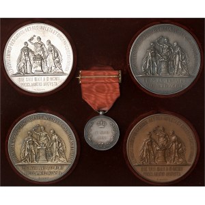 Alphonse XIII (1886-1931). Coffret de 4 médailles et d’une décoration, jurement de la Constitution par le Roi, par B. Maura 1902, Madrid.