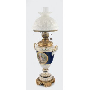 Lampa naftowa porcelanowa, z miniaturą rodzajową a’ la Watteau