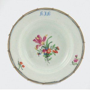 Manufaktura porcelany w Baranówce, Talerz serwisowy z monogramem BJB (?) i dekoracją kwiatową