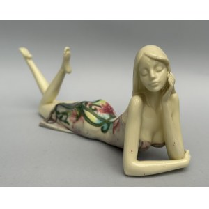 Figurka ceramiczna Leżąca Kobieta, sygnowana. Chiny.