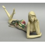 Figurka ceramiczna Leżąca Kobieta, sygnowana. Chiny.