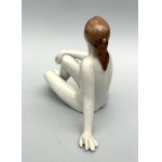 Porcelanowa figurka leżącej kobiety, sygn. Hollohaza, Węgry