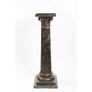 Una colonna di legno dell'inizio del XX secolo