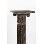 Una colonna di legno dell'inizio del XX secolo