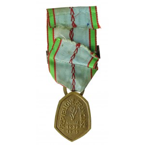 Francja, Medal pamiątkowy za wojnę 1939-1945 z okuciem (176)