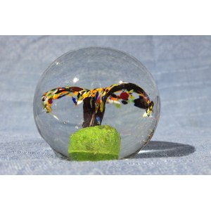 Przycisk na biurko w kształcie szklanej kuli z elementem kwiatowym