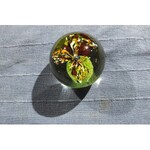 Przycisk na biurko w kształcie szklanej kuli z elementem kwiatowym