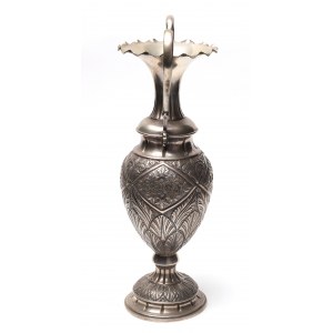 Italie, un impressionnant vase en argent