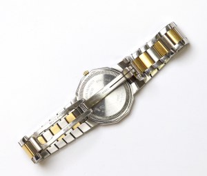 Švýcarsko, hodinky Baume & Mercier ze zlaté oceli