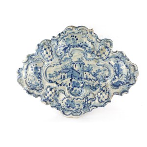 Oval-shaped ceramic wall plate early 20th century