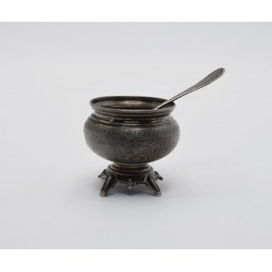 Salt shaker with spoon