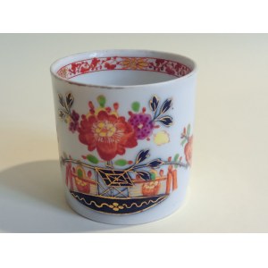 Meissener Porzellanmanufaktur, Meissener Porzellan: Tasse mit Dekor in der Art Indische Blumen mit Tafel