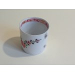 Meissener Porzellanmanufaktur, Meissener Porzellan: Tasse mit Dekor in der Art Indische Blumen mit Tafel