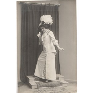Porträt einer Schauspielerin mit Hut auf der Treppe