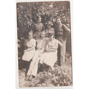 Żołnierze II RP, zd. Grupowe 05 Z rodziną w ogrodzie