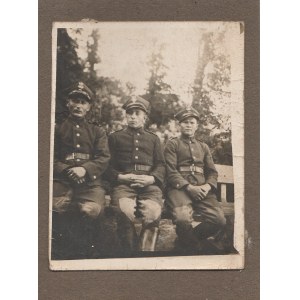 Soldaten der Zweiten Republik, Gruppenfoto 07 Auf der Bank