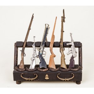 Neznámy remeselník, Poľsko, 20. storočie, Sada 6 modelov ručných zbraní na drevenom stojane