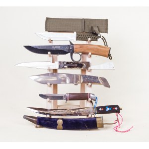 Různé evropské manufaktury, 20. století, Sada 6 loveckých nožů na dřevěném stojanu.