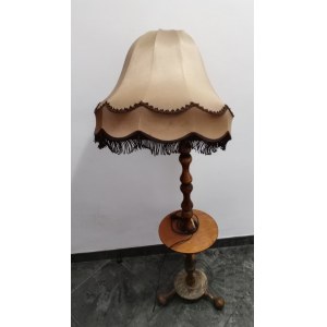 Stehlampe mit Lampenschirm