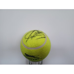 Ball mit einem Autogramm von Amélie Mauresmo