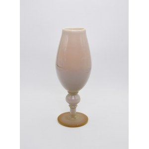 Váza, tónované sklo, mléčné, ručně tvarované; výška 34 cm; šířka u dna: 11 cm;