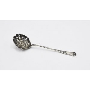 Tea strainer with rocaille motif