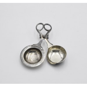 Tea strainer in the form of scissors with a stand
