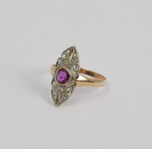 Ring with pink sapphire