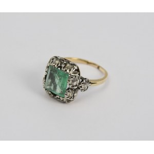 Ring with emerald