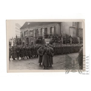 2WŚ Zdjęcie zbiórka Wojska Polskiego pod Kościołem Podwyższenia Krzyża Świętego Piotrków Trybunalski 1944
