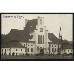 GDYNIA. Železničná stanica ; ca. 1926 [vydala] Alfa. Jednofarebná pohľadnica 9x14 cm; verso prázdne. Fotografická pohľadnica...