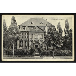 GRUDZIĄDZ. Grudziądz : Muzeum ; ok. 1930. Salon Malarzy Polskich, Kraków. Pocztówka jednobarwna 9x14 cm...