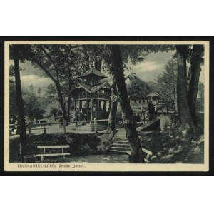 TRUSKAWIEC. Truskawiec-Zdrój : Źródło „Józia” ; ok. 1930. Ruch. Pocztówka jednobarwna 9x14 cm...