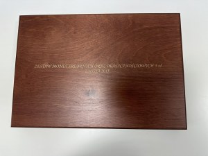 Dřevěná dekorativní krabička na sadu stříbrných a pamětních 5zlotých mincí emise 2015