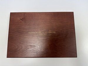 Drevená dekoratívna krabička na sadu strieborných a NG emisie 2013