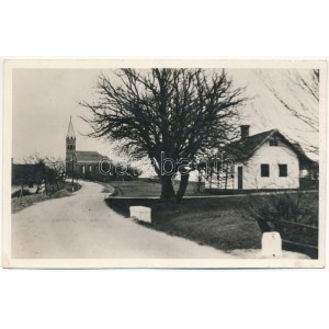 Nagytótlak, Lak, Lakszentmiklós, Selo; utcakép a templommal / street view with church (EK)