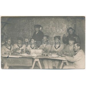 SMS ZRÍNYI osztrák-magyar haditengerészet csatahajójának matrózai Jacobini Antinicotin cigaretta hüvelyeket töltenek ...