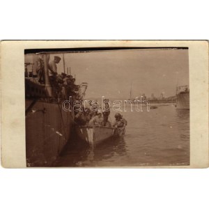 SMS Lika osztrák-magyar Tátra-osztályú romboló búvára merülés előtt / K.u.K. Kriegsmarine Taucher ...