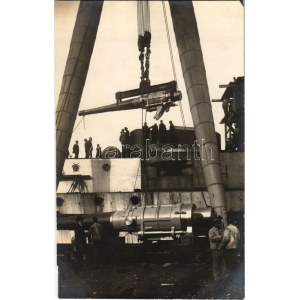 K.u.K. Kriegsmarine SMS Einsetzen eines 24 cm t Geschützes / Osztrák...