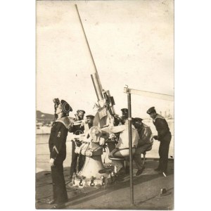 Osztrák-magyar haditengerészet lőgyakorlata 66 mm-es légvédelmi fegyverrel, matrózok / K.u.K. Kriegsmarine Matrosen ...