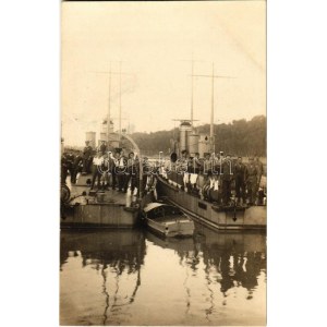 A Magyar Királyi Folyamőrség őrnaszádjai matrózokkal / Hungarian Royal River Guard ships, mariners...