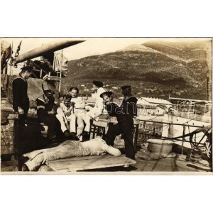 SMS Zara Osztrák-Magyar Monarchia Zara-osztályú torpedóhajó (őrhajója) matrózai pihennek a fedélzeten / K.u.K...