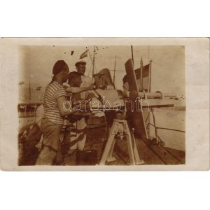 1918 SMS METEOR az Osztrák-Magyar Monarchia Meteor-osztályú torpedóhajó matrózai lőgyakorlat közben...